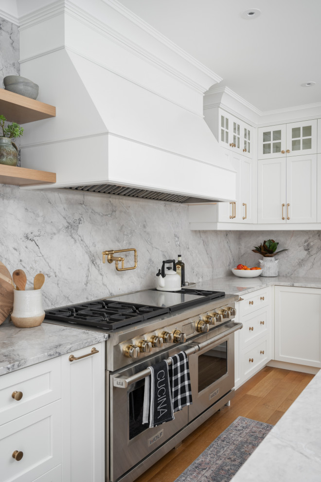 Transitional kitchen photo in Montreal