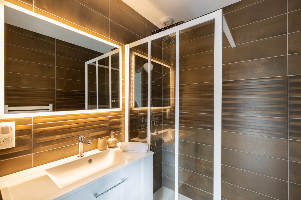 Mittelgroßes Modernes Badezimmer in Dijon