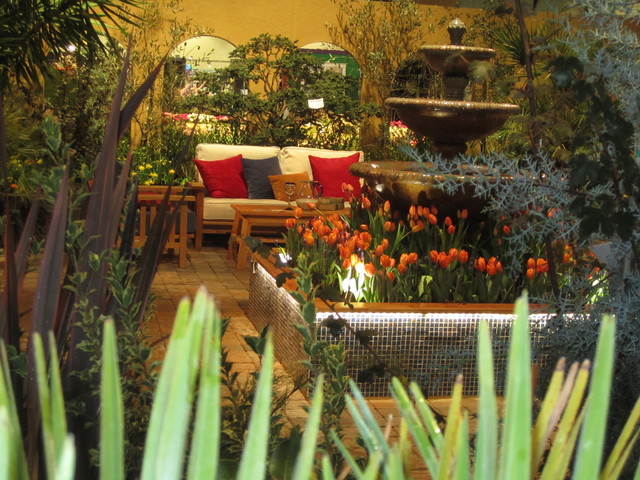 Spanish Courtyard Garden mediterran-patio