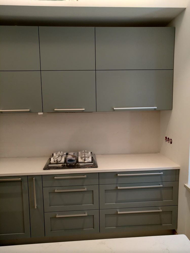 Столешницы из кварцевого агломерата на кухне и ванной комнате