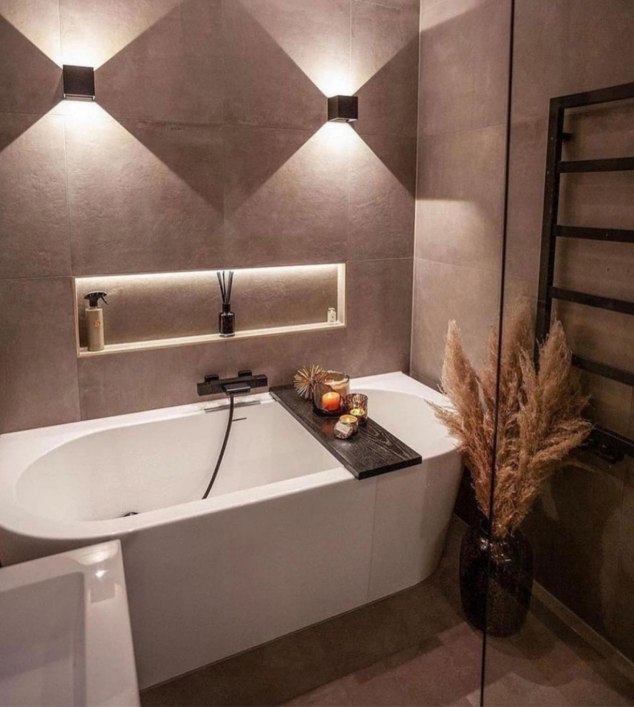 На фото: большая главная ванная комната в стиле модернизм с угловой ванной, бежевой плиткой, каменной плиткой, бежевыми стенами, полом из керамической плитки и бежевым полом с