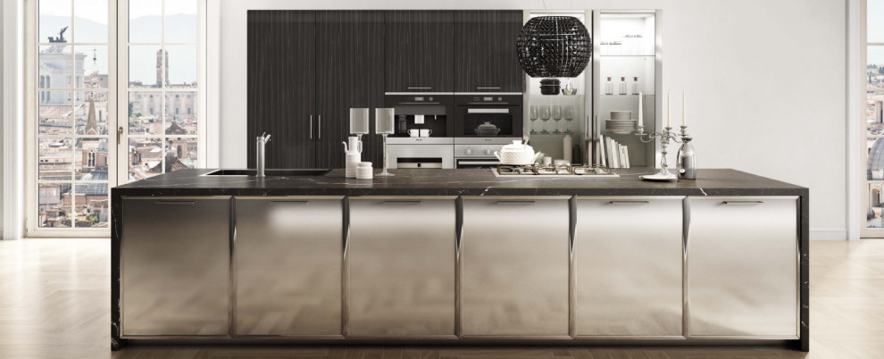 Immagine di una grande cucina minimalista con ante lisce, ante in acciaio inossidabile, top in marmo, elettrodomestici in acciaio inossidabile e top nero