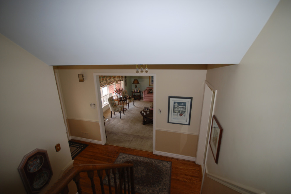 Staircase - transitional staircase idea in Toronto