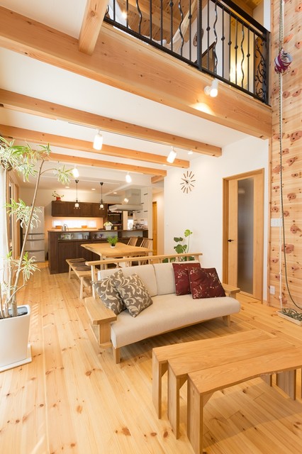 木の匂いに溢れた空気の気持ちいい家 asian-living-room