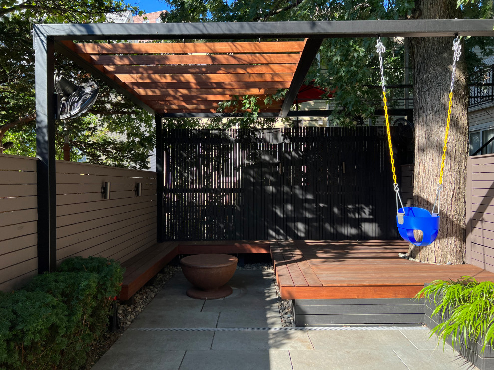 Идея дизайна: маленькая пергола на веранде на заднем дворе в стиле модернизм с местом для костра и настилом для на участке и в саду