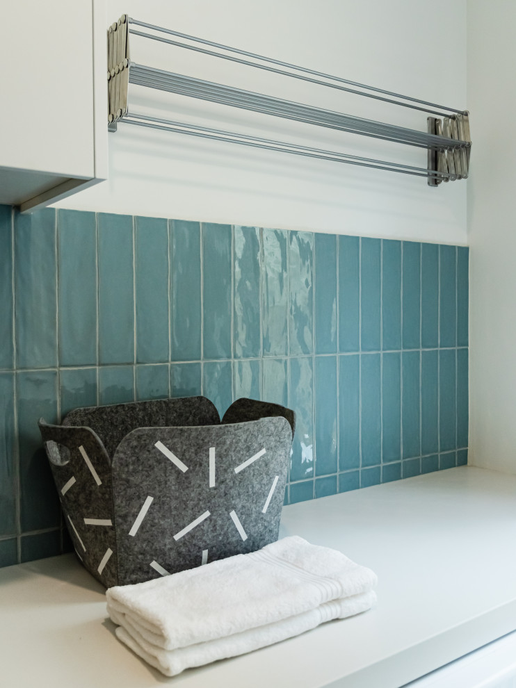 This is an example of a contemporary laundry room in Melbourne.