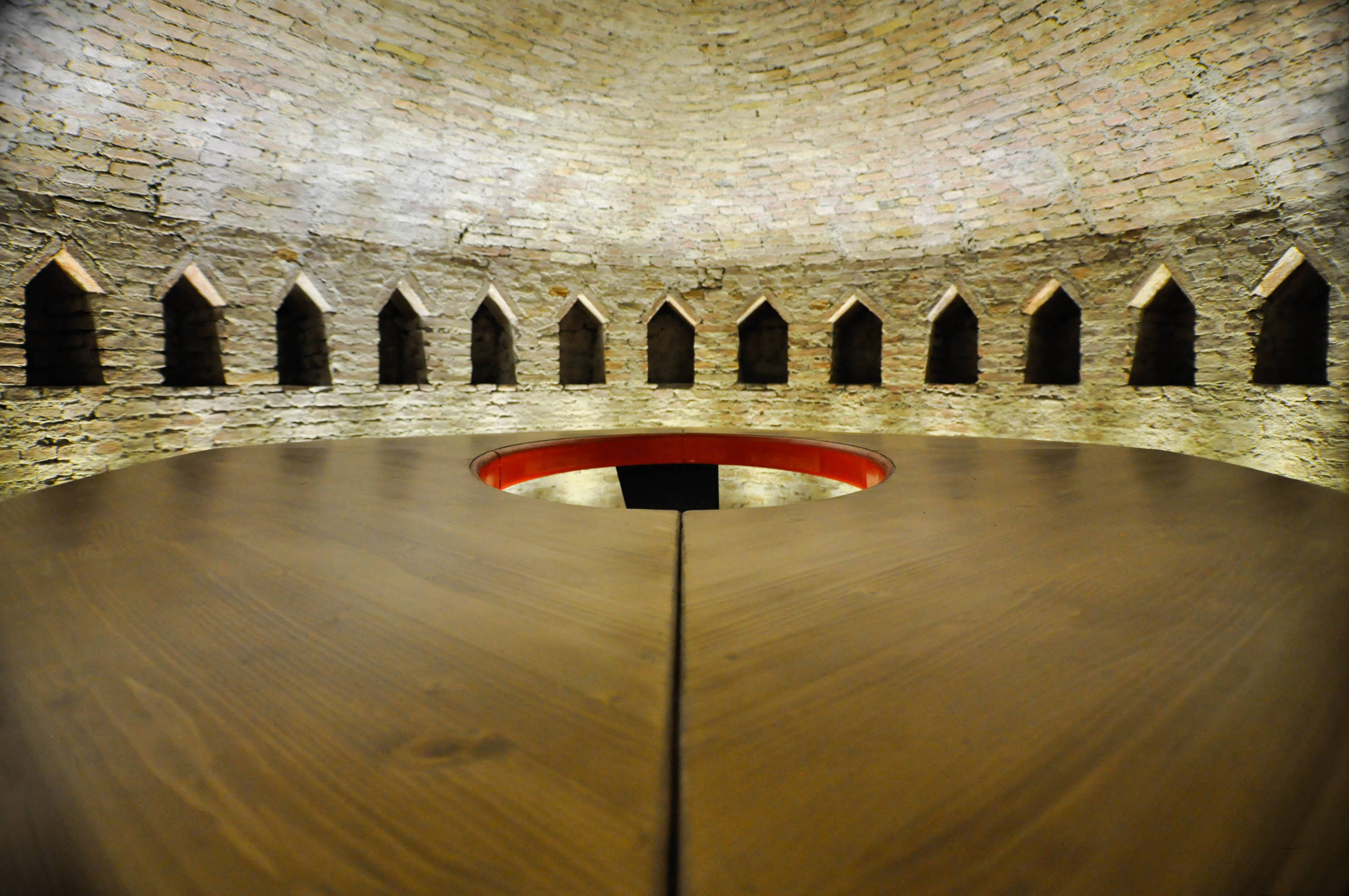 La cripta e il tavolo | Realizzazione tavolo per riunioni