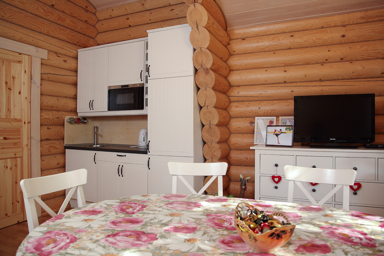 Деревянная баня с бассейном