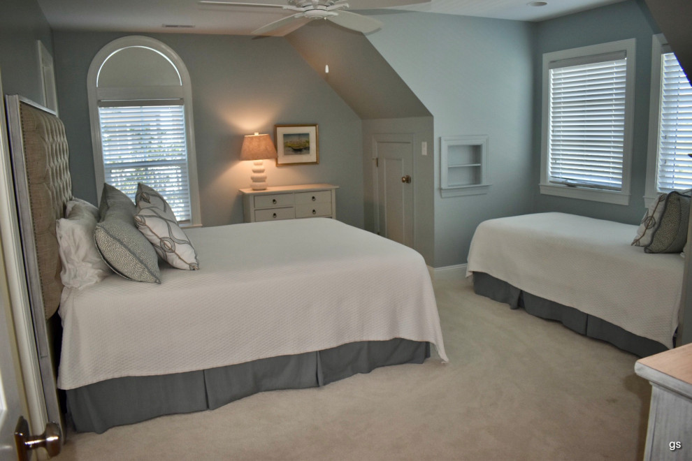 Imagen de habitación de invitados costera grande con paredes azules, moqueta y suelo beige