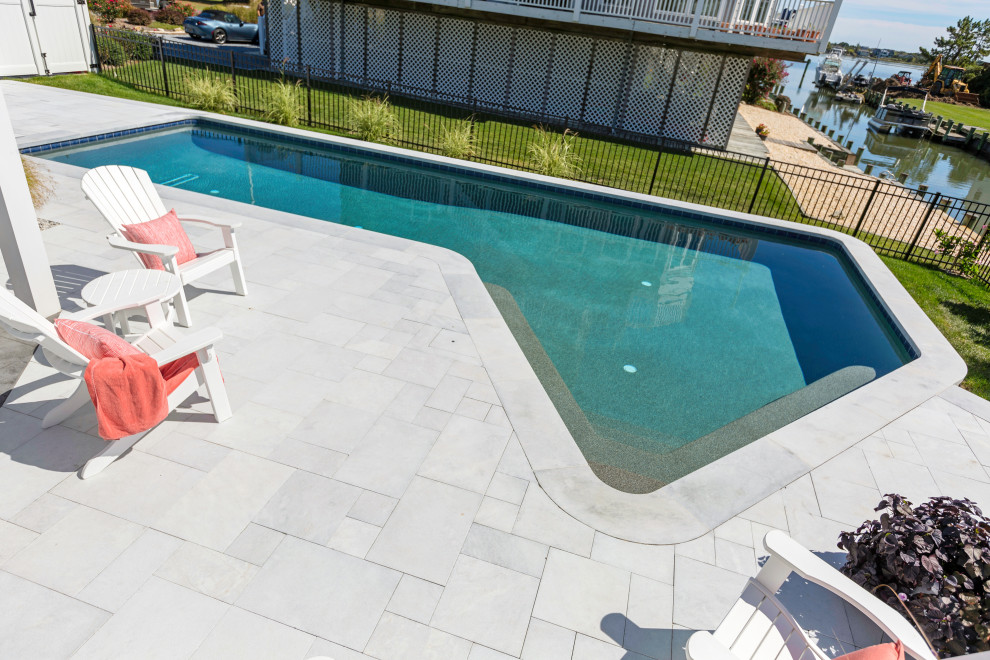 Idee per una piscina stile marino personalizzata di medie dimensioni e nel cortile laterale con pavimentazioni in pietra naturale