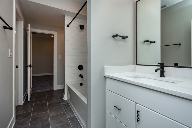 Destination: Custom Home modern-badezimmer