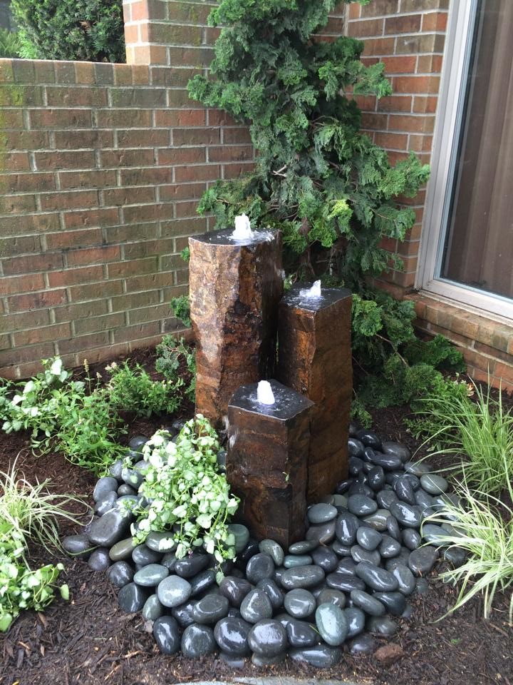 Inspiration for a mid-sized contemporary front yard shaded garden in Chicago with a water feature.