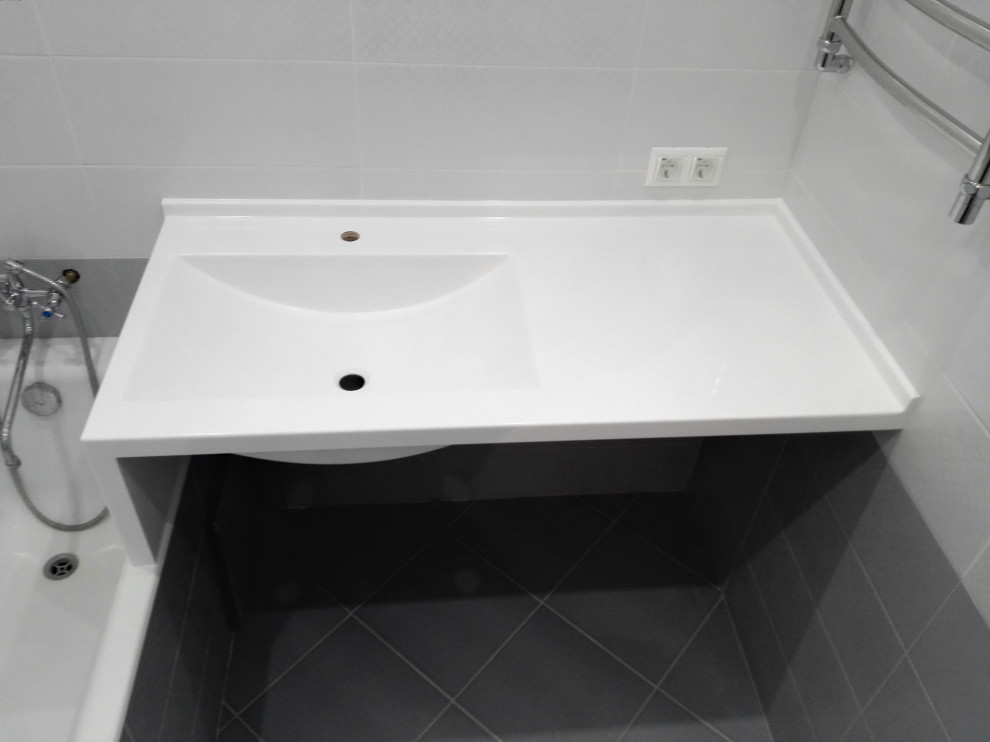 Столешница из искусственного камня белого цвета в ванную