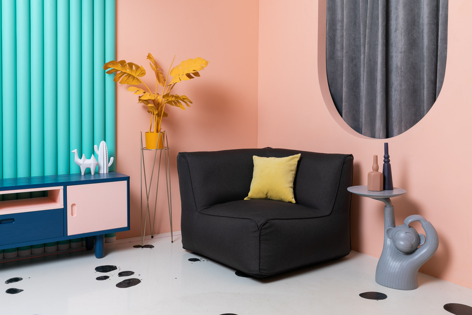 Темное кресло в интерьере