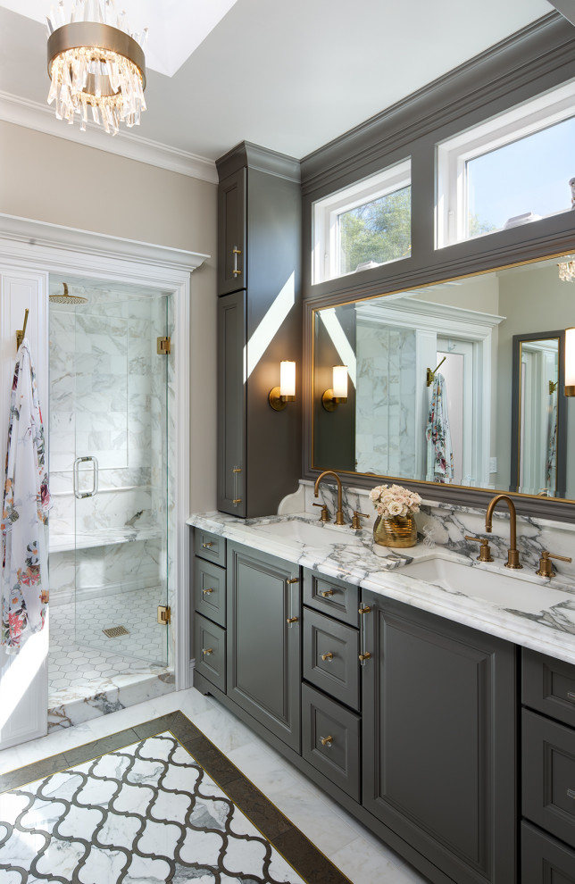 Inspiration för mellanstora klassiska flerfärgat en-suite badrum, med luckor med upphöjd panel, grå skåp, våtrum, vit kakel, marmorkakel, beige väggar, marmorgolv, ett nedsänkt handfat, marmorbänkskiva, flerfärgat golv och dusch med gångjärnsdörr