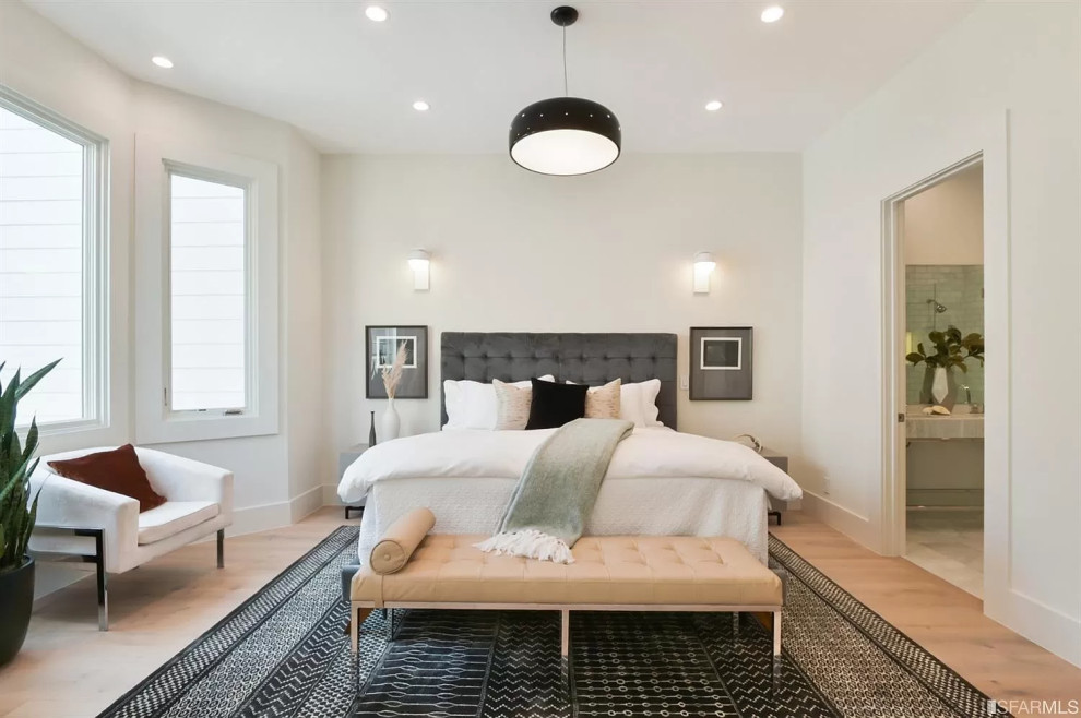 Diseño de dormitorio principal, abovedado, blanco y blanco y madera actual de tamaño medio sin chimenea con paredes blancas, suelo de madera clara y suelo beige