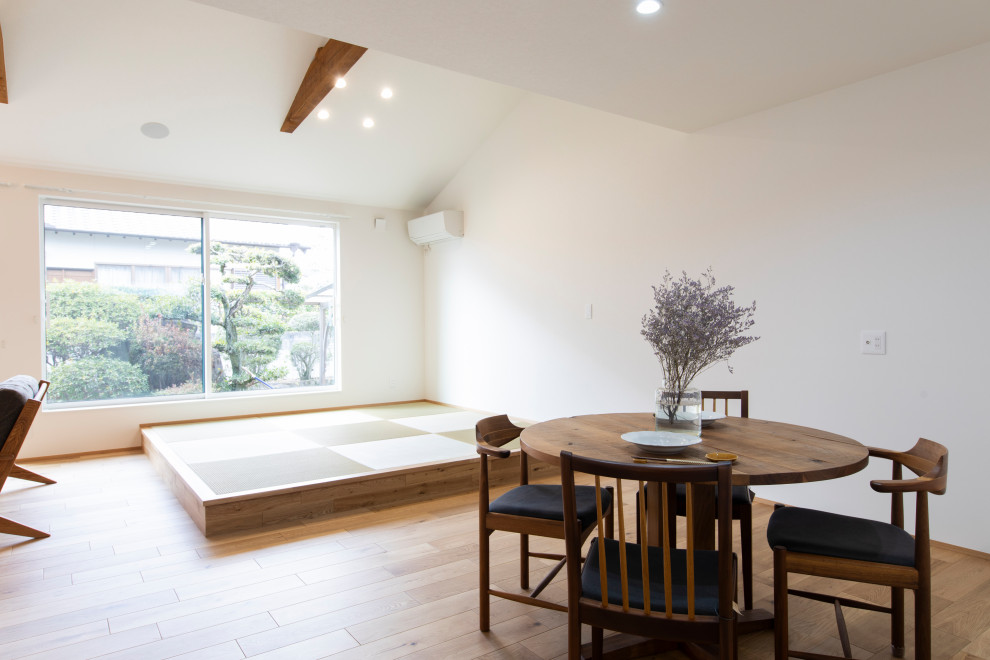 Стильный дизайн: гостиная-столовая с белыми стенами, паркетным полом среднего тона, коричневым полом, потолком с обоями и обоями на стенах - последний тренд