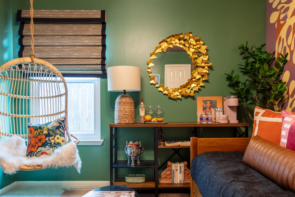 Esempio di una piccola camera degli ospiti tropicale con pareti verdi, moquette e pavimento beige