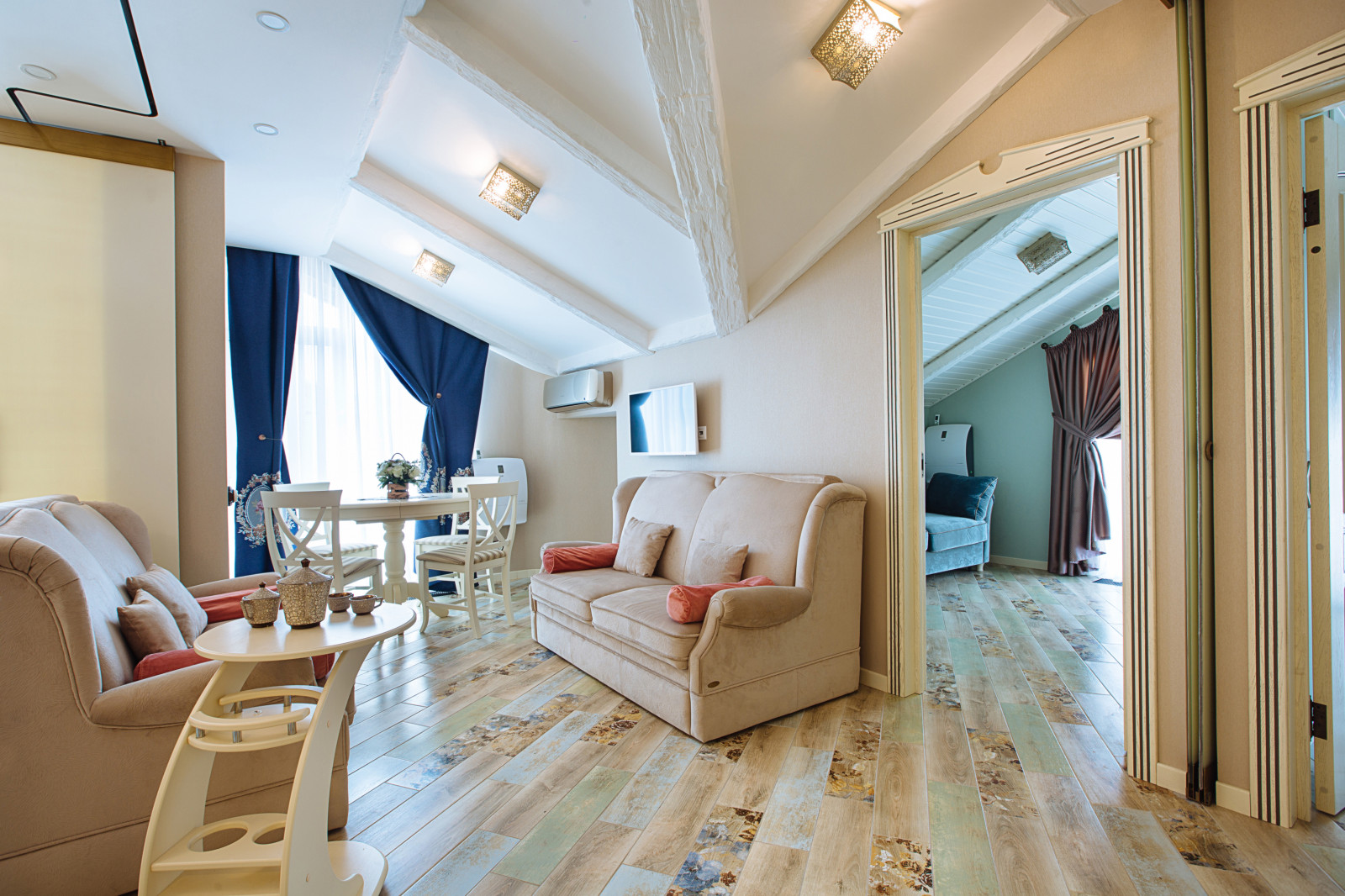 Современная интерпретация стиля "Шебби-шик" в двухкомнатной квартире на мансарде