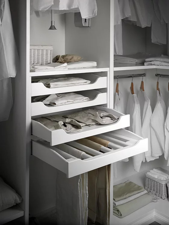 Foto de armario vestidor unisex de tamaño medio con armarios con puertas mallorquinas, puertas de armario blancas, suelo de madera clara, suelo marrón y madera