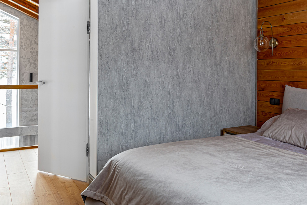 Esempio di una piccola camera da letto minimal con pareti grigie, pavimento in laminato, pavimento giallo, soffitto in perlinato e pareti in legno