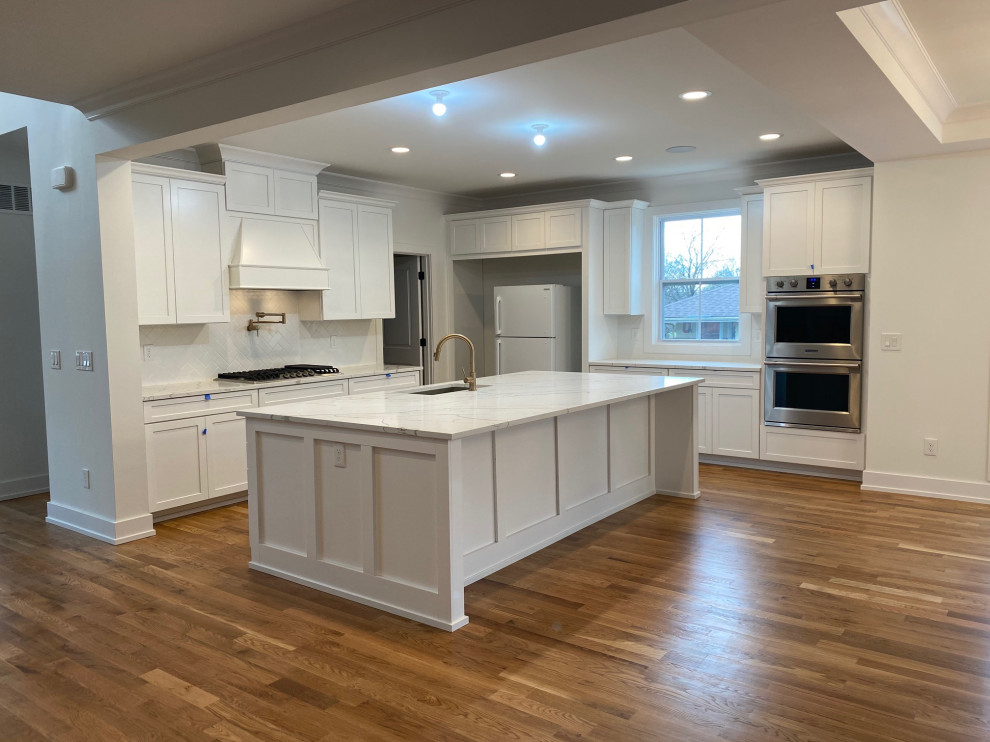 Example of a transitional kitchen design in Columbus