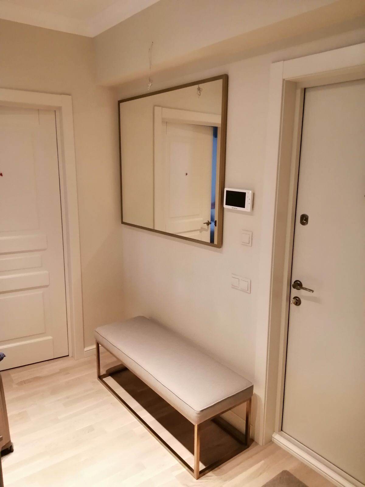 Мебель и аксессуары для прихожей.