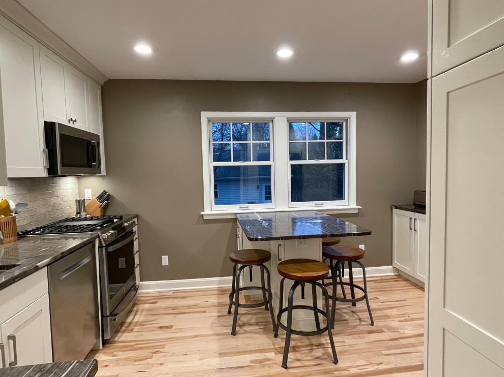 Kitchen - transitional kitchen idea