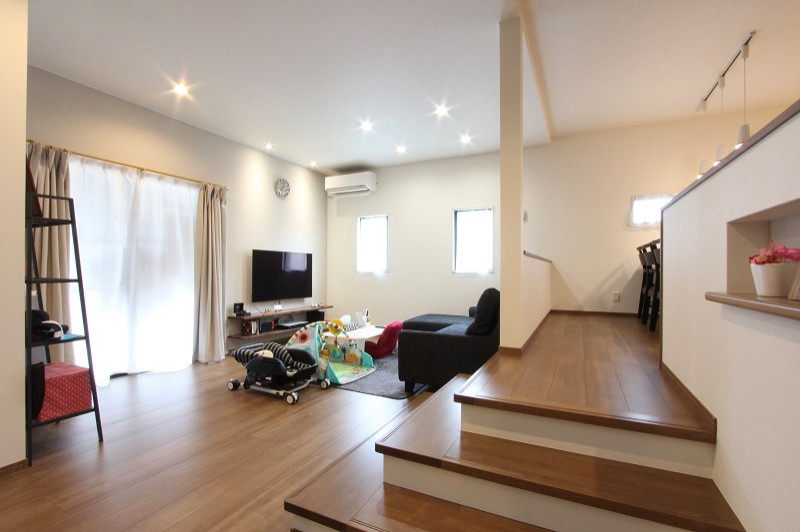 Großes, Offenes Uriges Wohnzimmer mit weißer Wandfarbe, Sperrholzboden, TV-Wand, braunem Boden, Tapetendecke und Tapetenwänden in Fukuoka