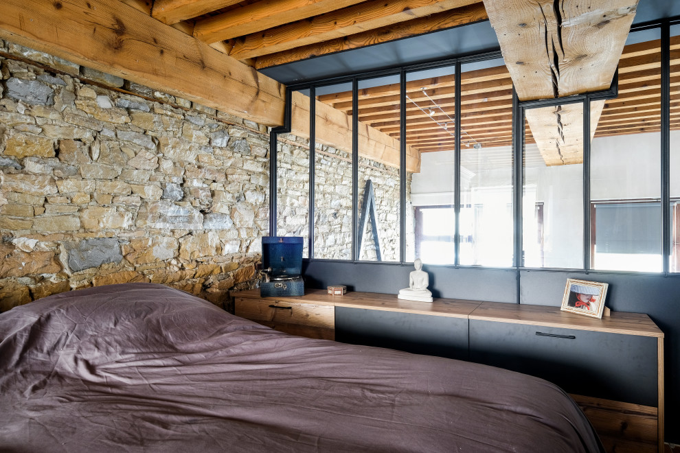 Modelo de dormitorio tipo loft urbano con paredes marrones y vigas vistas