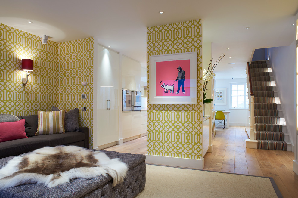 Immagine di un soggiorno minimal aperto con pareti verdi e pavimento in legno massello medio