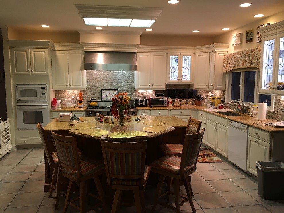 Design ideas for a large traditional kitchen in New York.