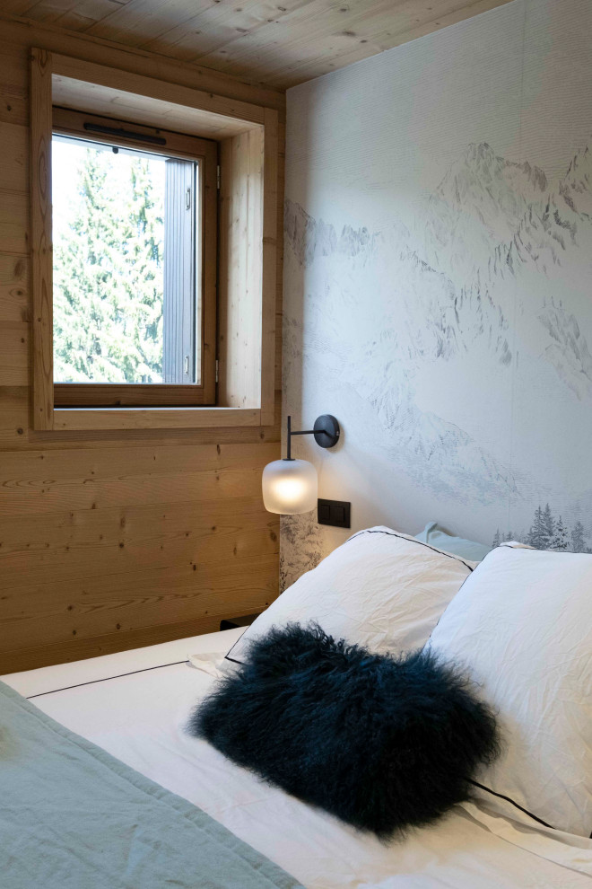 Стильный дизайн: маленькая хозяйская спальня в белых тонах с отделкой деревом в стиле рустика с белыми стенами, полом из ламината, коричневым полом, деревянным потолком и обоями на стенах без камина для на участке и в саду - последний тренд