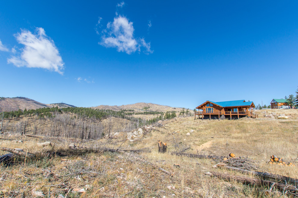 Example of a mountain style home design design in Denver