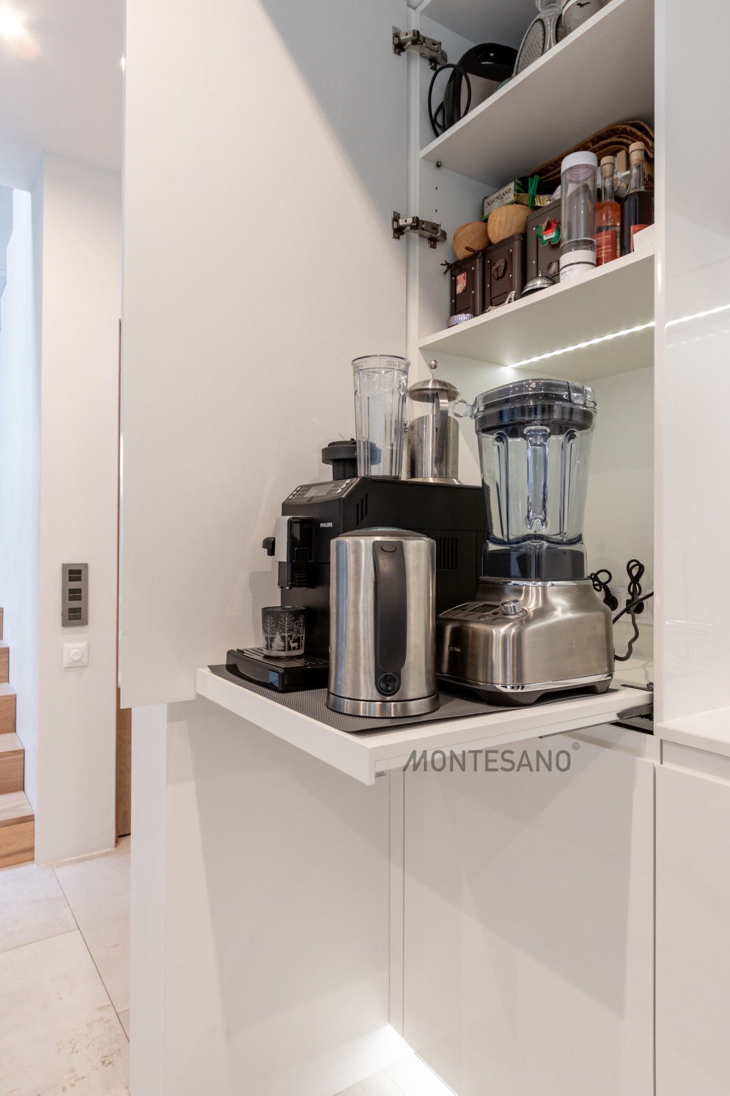 Кухня с островом в загородный дом