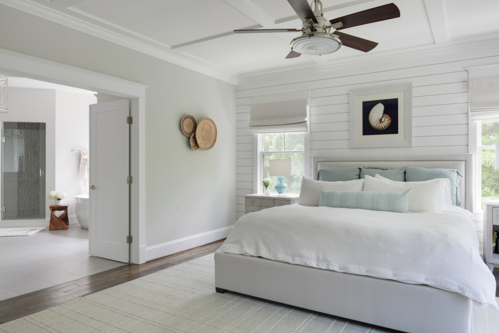 Стильный дизайн: большая хозяйская спальня в морском стиле с белыми стенами, паркетным полом среднего тона, коричневым полом и кессонным потолком без камина - последний тренд