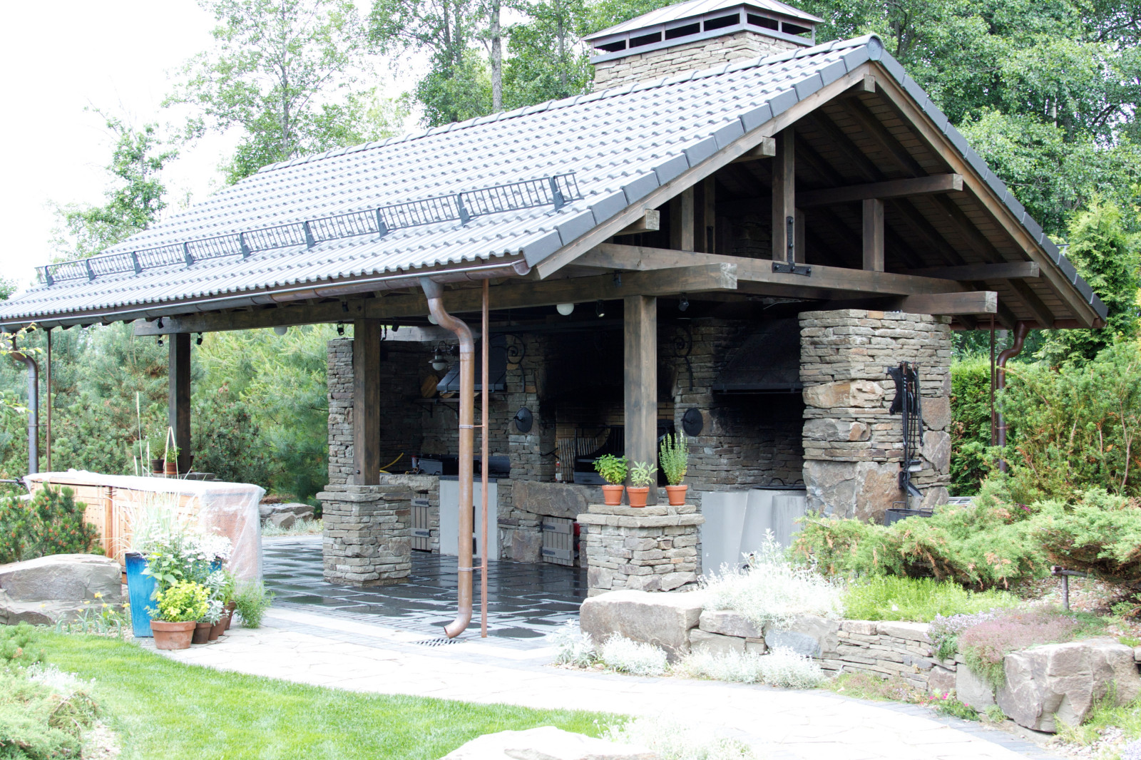 Это не облицовка. Это кладка из глыб песчаника.