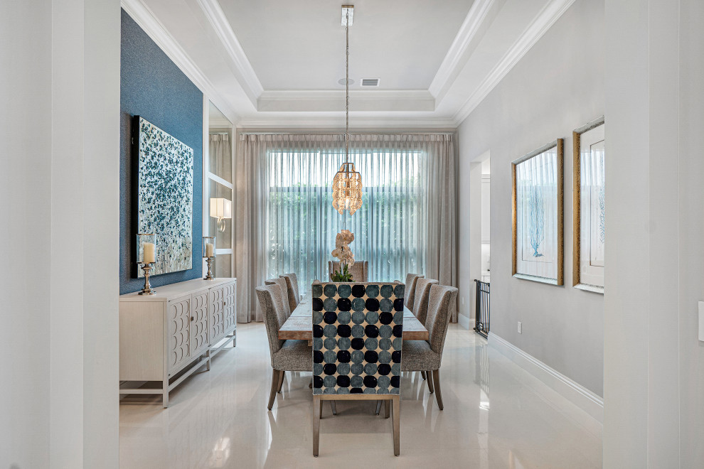 Свежая идея для дизайна: большая гостиная-столовая в стиле неоклассика (современная классика) с серыми стенами, мраморным полом, бежевым полом, кессонным потолком и обоями на стенах - отличное фото интерьера