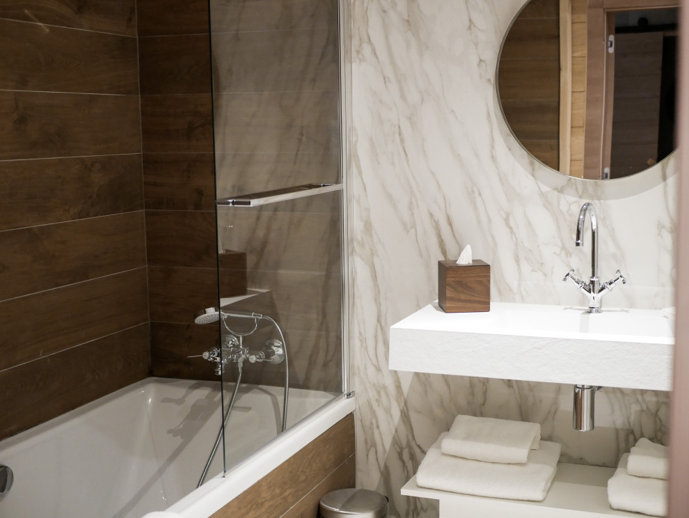 Esempio di una stanza da bagno stile rurale con pareti bianche e pavimento in marmo