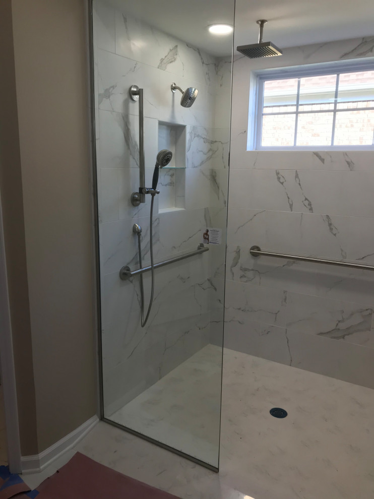 Idéer för stora amerikanska vitt en-suite badrum, med skåp i shakerstil, svarta skåp, en dusch i en alkov, en bidé, vit kakel, porslinskakel, beige väggar, klinkergolv i porslin, ett integrerad handfat, bänkskiva i kvarts, vitt golv och med dusch som är öppen