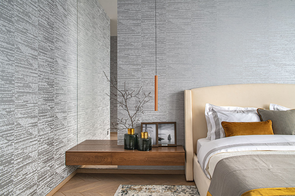 Идея дизайна: хозяйская спальня среднего размера в современном стиле с серыми стенами, светлым паркетным полом, бежевым полом и обоями на стенах