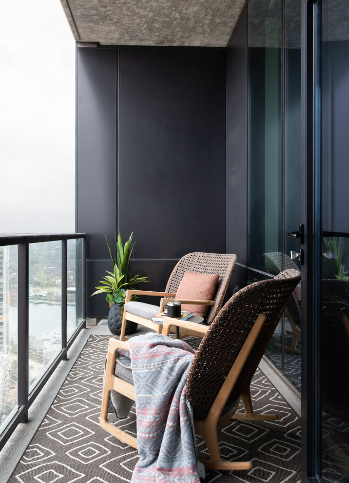 Свежая идея для дизайна: балкон и лоджия в современном стиле с навесом и стеклянными перилами - отличное фото интерьера