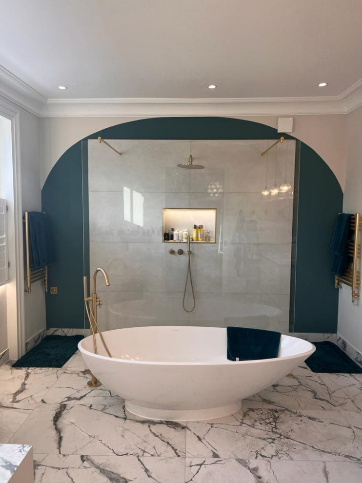 Пример оригинального дизайна: детская ванная комната среднего размера: освещение в современном стиле с открытыми фасадами, белыми фасадами, накладной ванной, душем над ванной, унитазом-моноблоком, белой плиткой, цементной плиткой, белыми стенами, полом из керамической плитки, накладной раковиной, столешницей из меди, разноцветным полом, душем с распашными дверями, коричневой столешницей, тумбой под две раковины, встроенной тумбой, деревянным потолком и деревянными стенами