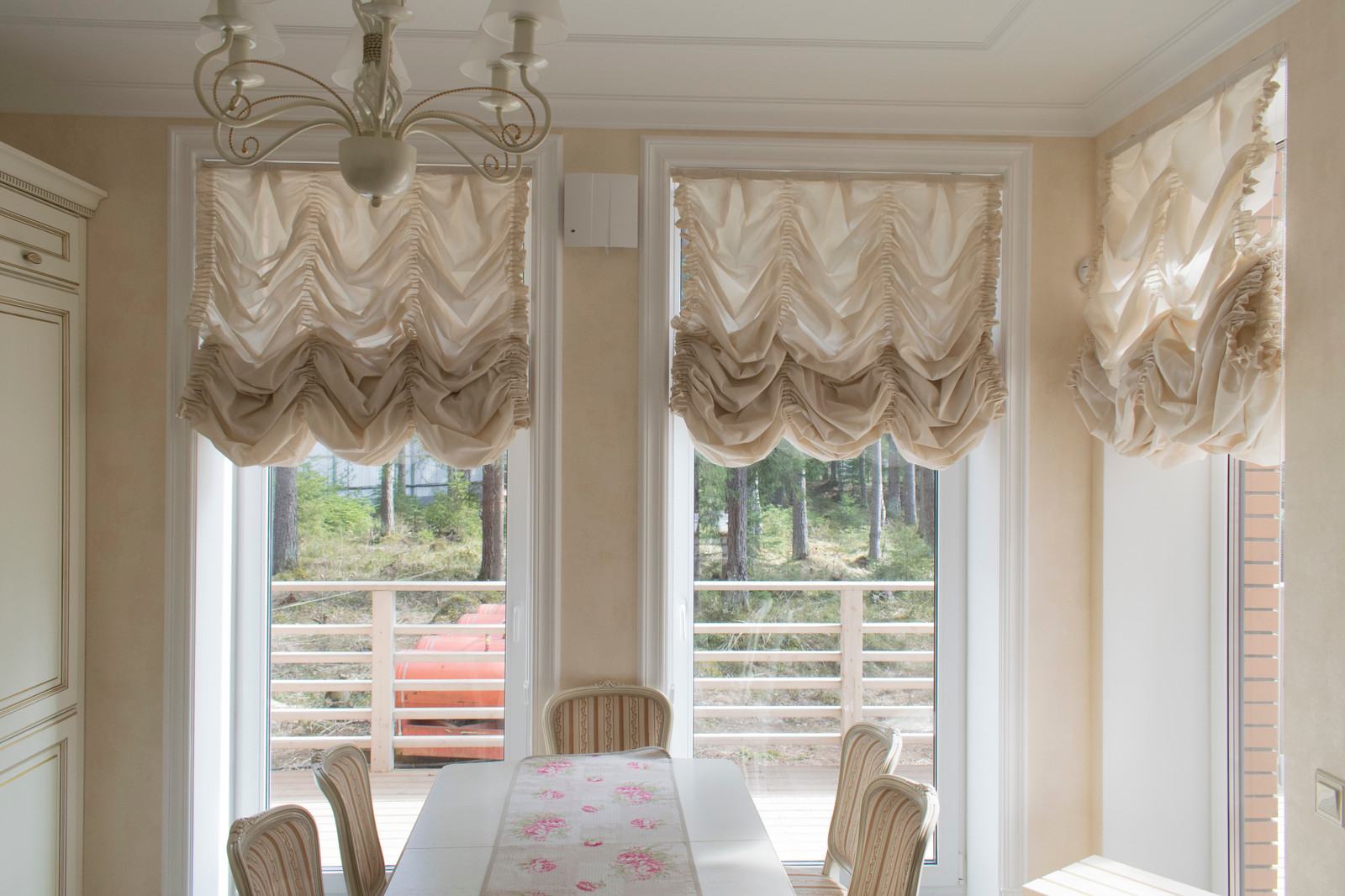 Французские шторы в интерьере кухни.