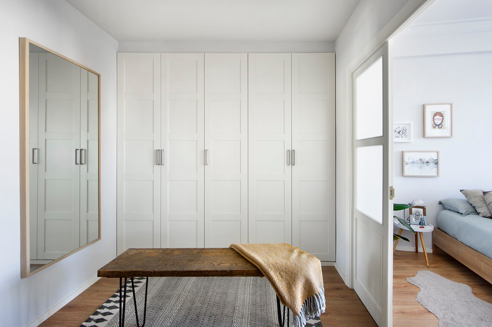 Design ideas for a contemporary storage and wardrobe in Barcelona.