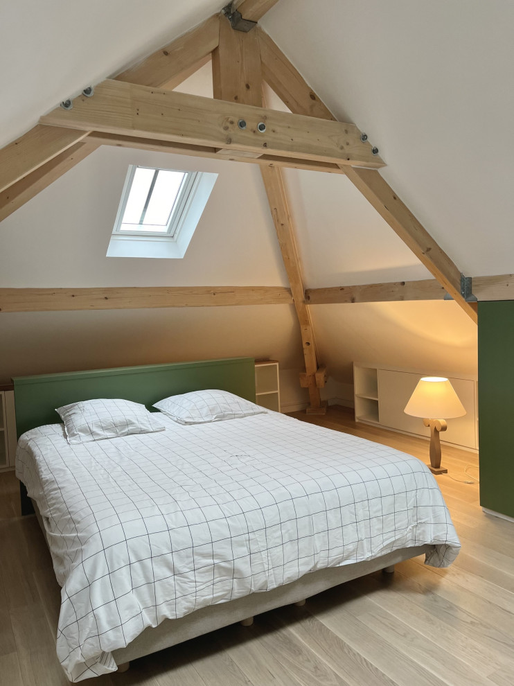 Foto de dormitorio tipo loft y blanco y madera actual de tamaño medio sin chimenea con paredes blancas, suelo de madera clara, suelo beige y vigas vistas