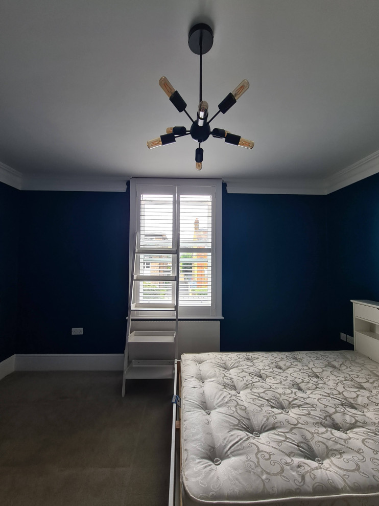 Großes Klassisches Hauptschlafzimmer mit blauer Wandfarbe, Teppichboden, beigem Boden und eingelassener Decke in London