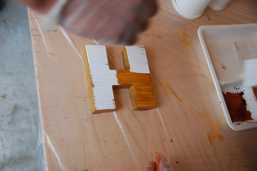 簡単DIY：家具修理のプロに習う、クラック塗料を使ったヴィンテージ風