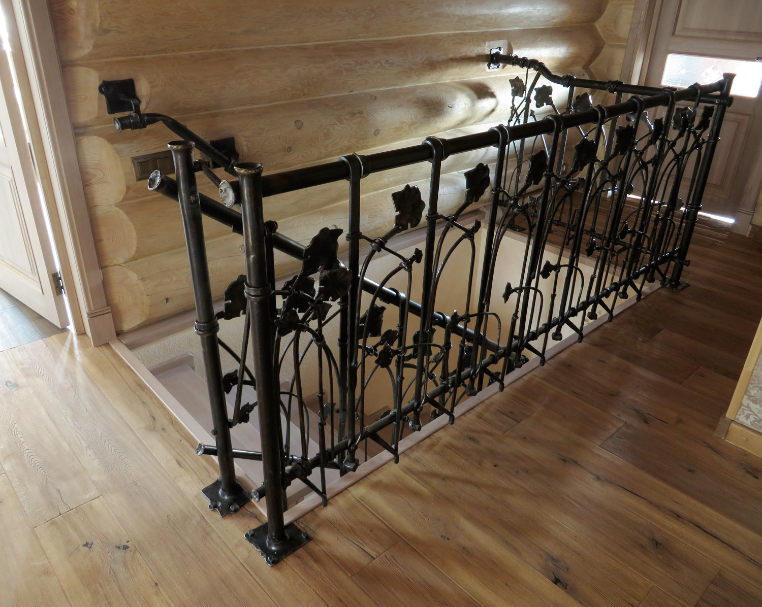 Кованое ограждение лестницы для деревянного дома.