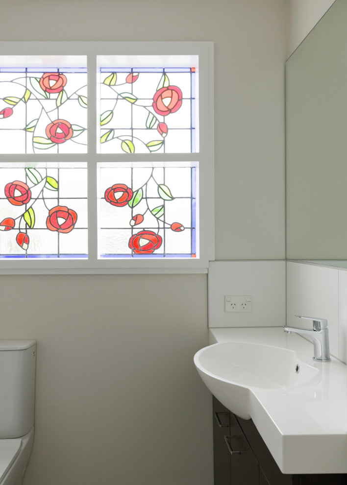 Inspiration för mellanstora klassiska badrum med dusch, med ett platsbyggt badkar, en dusch/badkar-kombination, klinkergolv i keramik och dusch med gångjärnsdörr